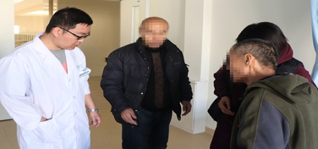 康復(fù)治療70天，偏癱患者步行出院！