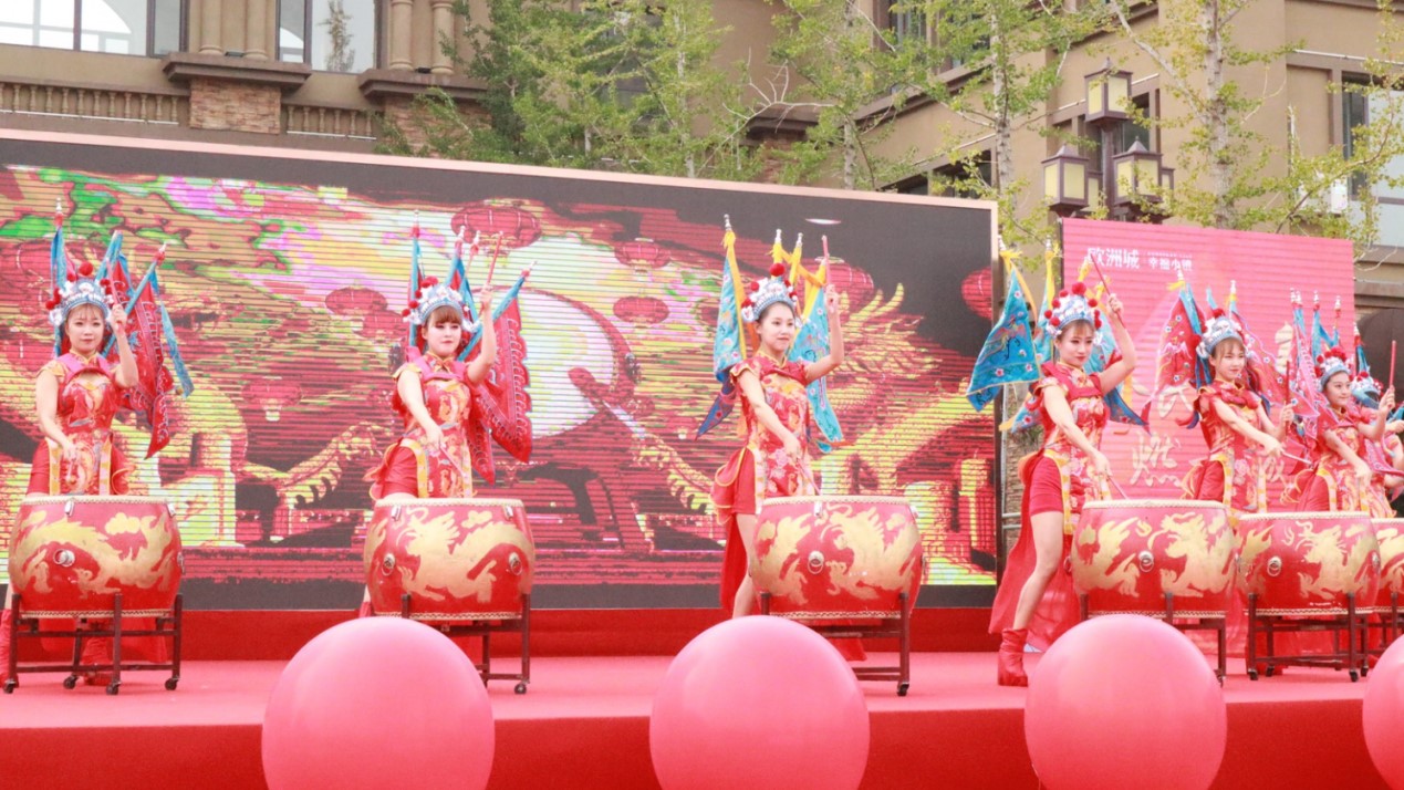 幸福筑城 全民共舞時代新姿——歐洲城·幸福小鎮(zhèn)杯葫蘆島首屆廣場舞大賽開幕式圓滿成功(圖2) 幸福筑城 全民共舞時代新姿——歐洲城·幸福小鎮(zhèn)杯葫蘆島首屆廣場舞大賽開幕式圓滿成功(圖2)