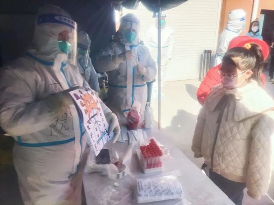 戰(zhàn)疫一線|6萬人次，市二院核酸采樣醫(yī)療隊支援綏中的第24天！(圖2)