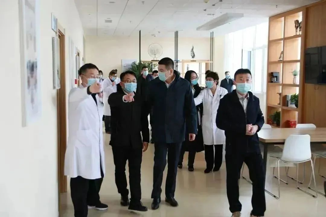 龍港區(qū)人大、區(qū)政府領(lǐng)導(dǎo)一行視察調(diào)研龍港國(guó)際醫(yī)療健康產(chǎn)業(yè)園(圖4)