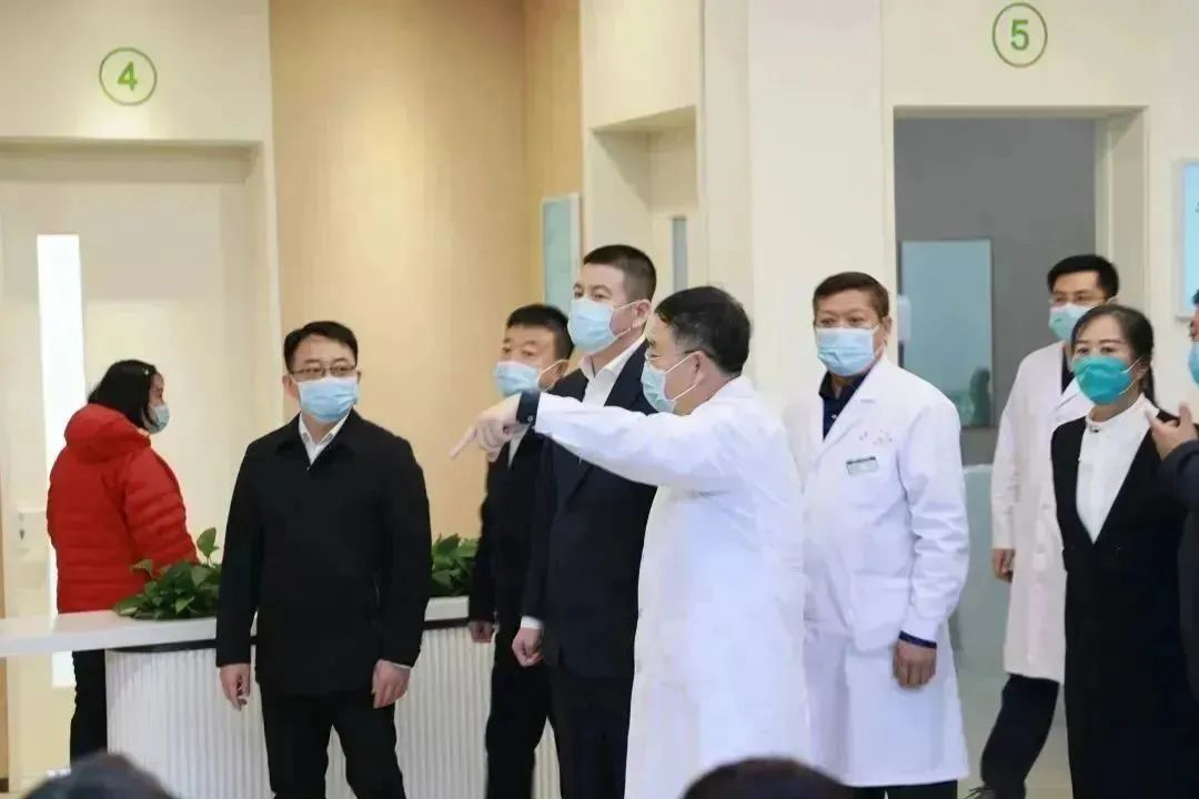 龍港區(qū)人大、區(qū)政府領(lǐng)導(dǎo)一行視察調(diào)研龍港國(guó)際醫(yī)療健康產(chǎn)業(yè)園(圖5)