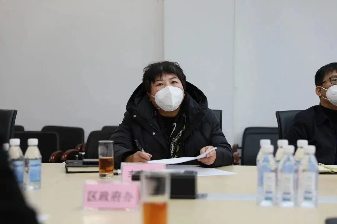 副市長(zhǎng)朱德義等領(lǐng)導(dǎo)到我院調(diào)研指導(dǎo)醫(yī)療救治工作并慰問(wèn)一線醫(yī)務(wù)人員(圖5) 副市長(zhǎng)朱德義等領(lǐng)導(dǎo)到我院調(diào)研指導(dǎo)醫(yī)療救治工作并慰問(wèn)一線醫(yī)務(wù)人員(圖5)