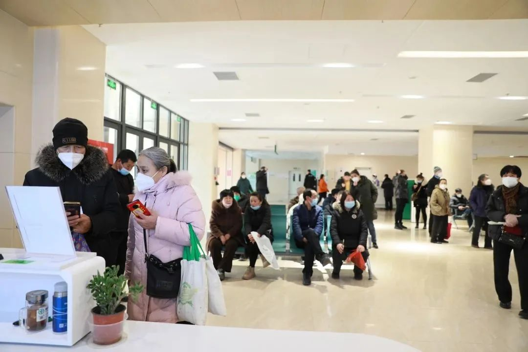 患者如潮，就診場(chǎng)面火爆！市二院著名專(zhuān)家診區(qū)百余位專(zhuān)家陸續(xù)來(lái)院出診(圖1)