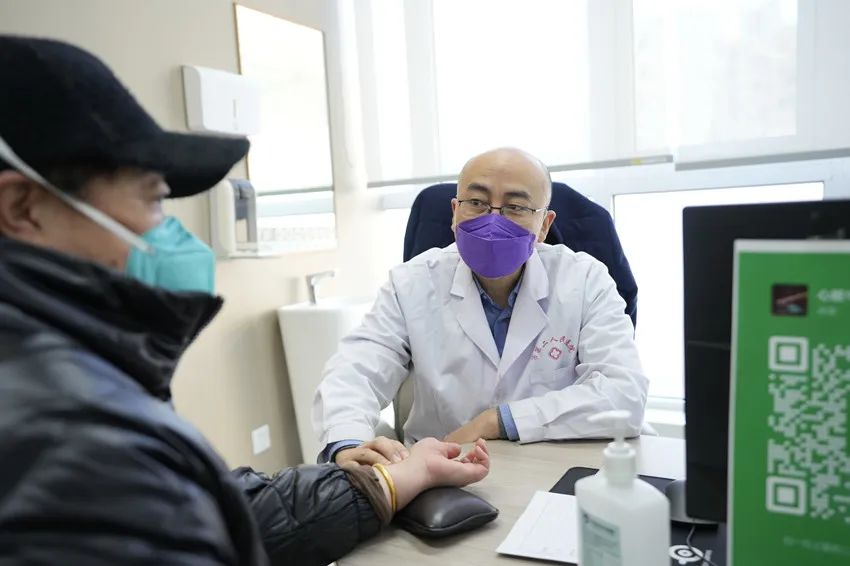 患者如潮，就診場(chǎng)面火爆！市二院著名專(zhuān)家診區(qū)百余位專(zhuān)家陸續(xù)來(lái)院出診(圖3)