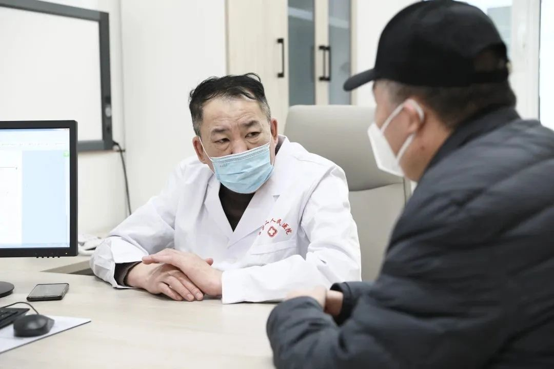 患者如潮，就診場(chǎng)面火爆！市二院著名專(zhuān)家診區(qū)百余位專(zhuān)家陸續(xù)來(lái)院出診(圖4)