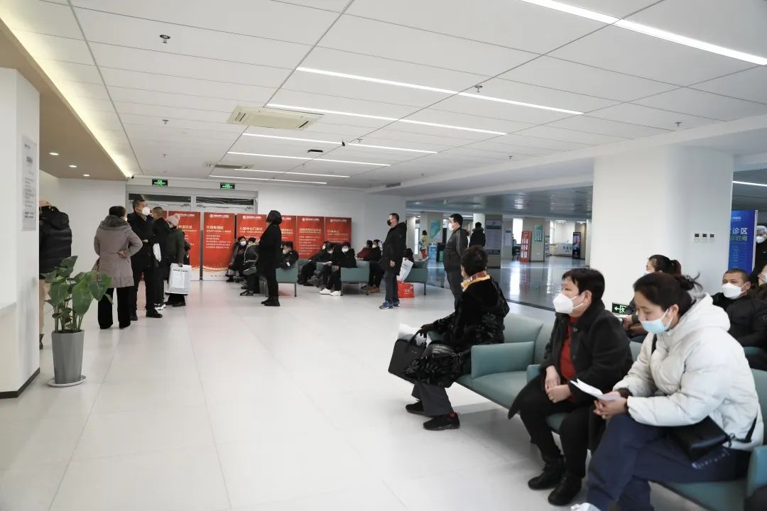 患者如潮，就診場(chǎng)面火爆！市二院著名專(zhuān)家診區(qū)百余位專(zhuān)家陸續(xù)來(lái)院出診(圖8)