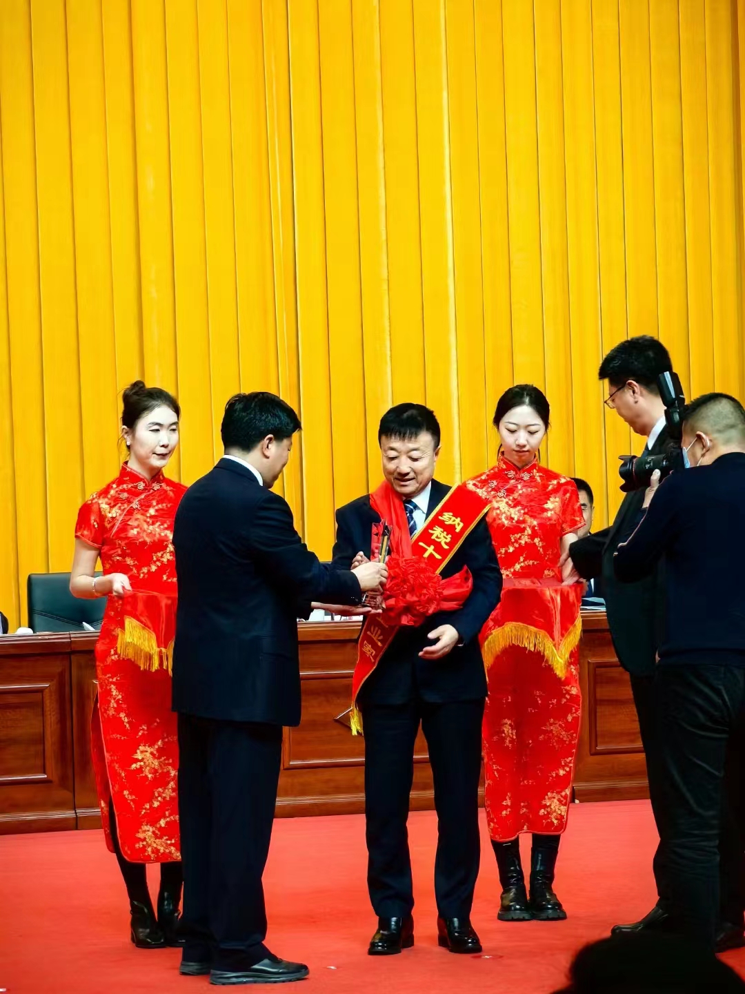 《全市民營經(jīng)濟大會》暨2023年度民營企業(yè)納稅十強表彰大會在葫蘆島市文化宮隆重召開，董事長趙立君先生代表集團上臺領(lǐng)獎(圖3)