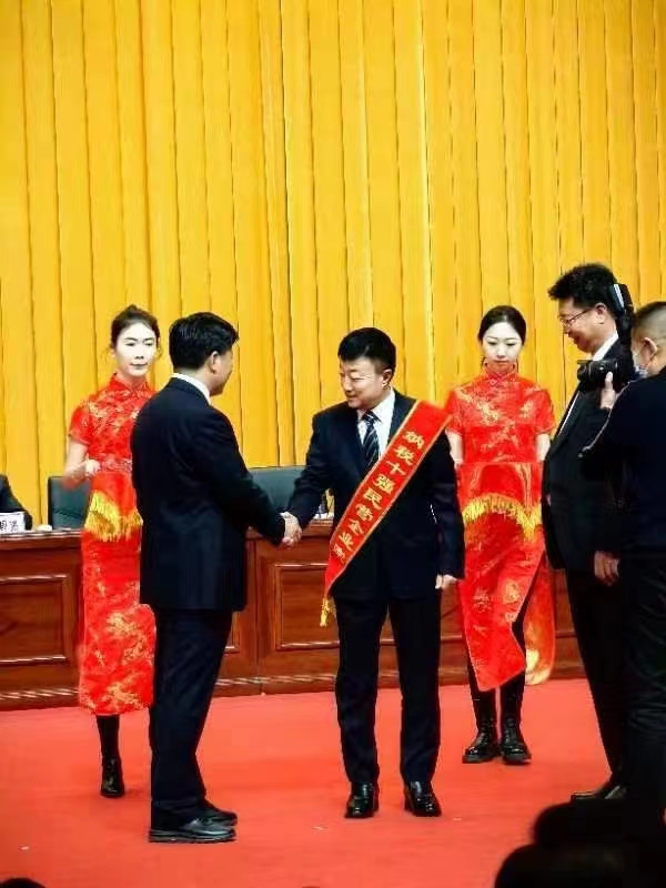 《全市民營經(jīng)濟大會》暨2023年度民營企業(yè)納稅十強表彰大會在葫蘆島市文化宮隆重召開，董事長趙立君先生代表集團上臺領(lǐng)獎(圖2)