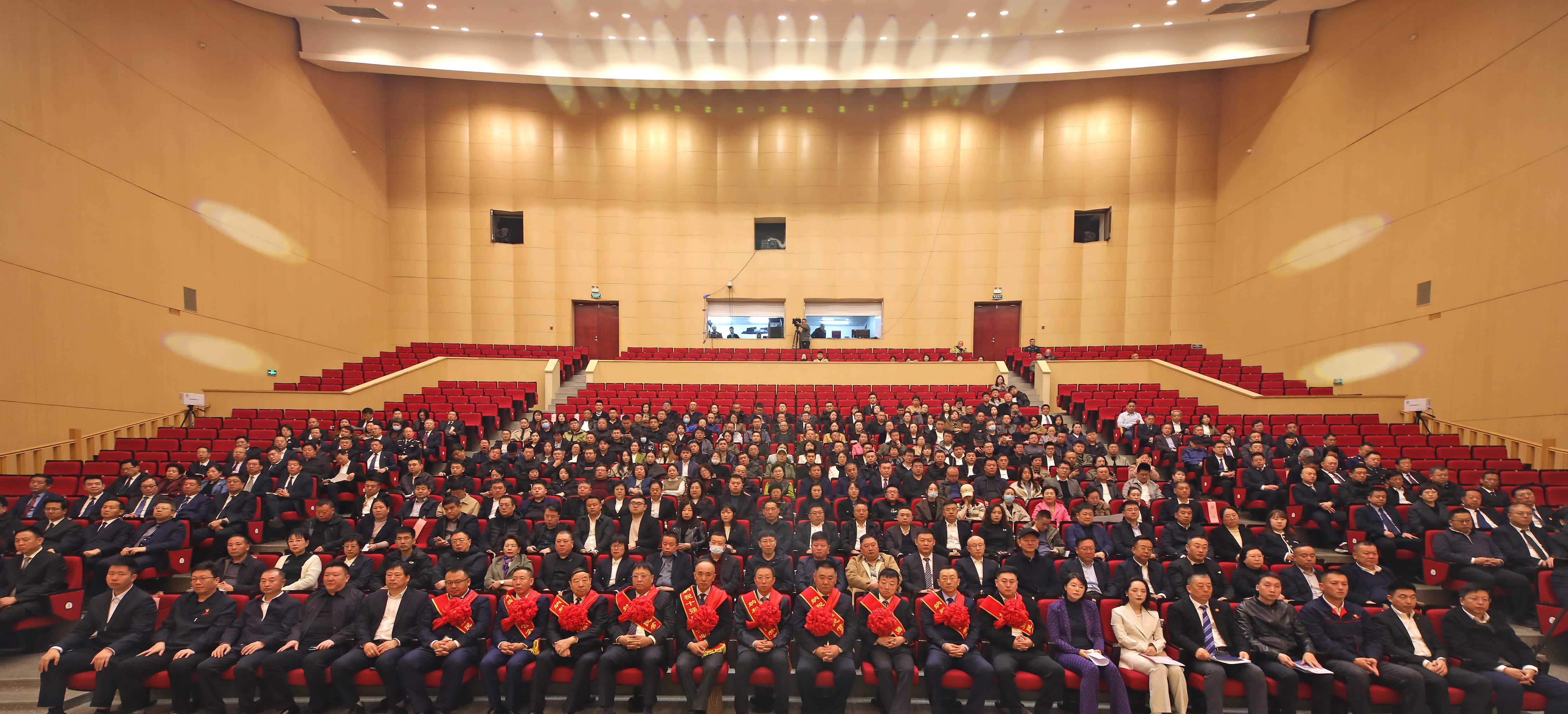 正業(yè)集團(tuán)再登納稅十強(qiáng)榜！董事長趙立君出席全市民營經(jīng)濟(jì)大會(huì)接受表彰(圖4)